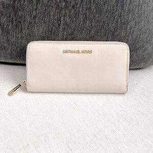 Michael Kors Wallet. Off White Leather. Excellent Condition. Gold Hardware.